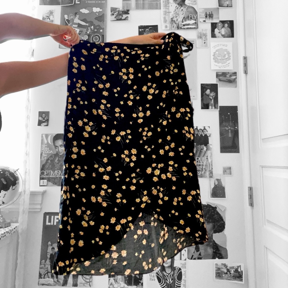 AMERICAN EAGLE Black Floral Crossover Skirt🌼